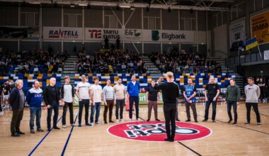 Tartu korvpallimängu lükkas käima isetekkeline meesansambel Tartu marsiga