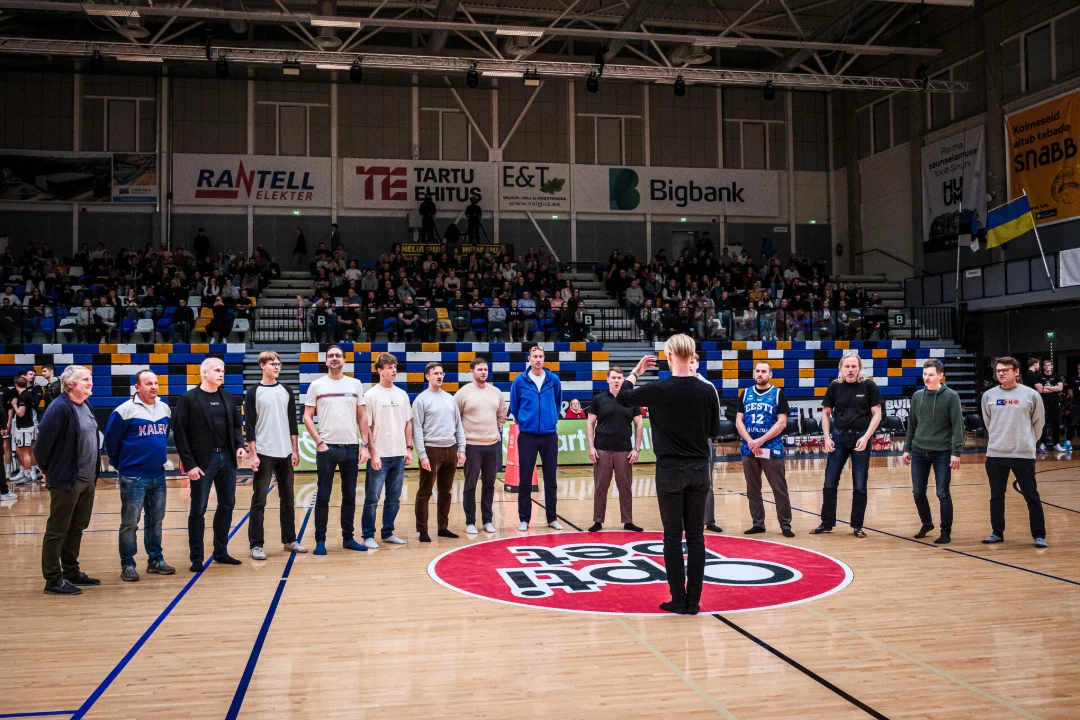 Tartu korvpallimängu lükkas käima isetekkeline meesansambel Tartu marsiga