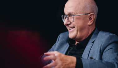 Juurel valmis tehisaru abiga raamat, mis parodeerib levimuusika klišeesid | Kirjandus