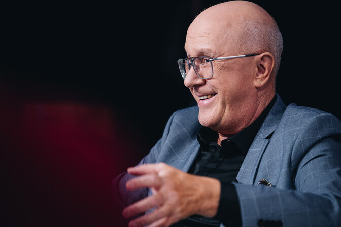 Juurel valmis tehisaru abiga raamat, mis parodeerib levimuusika klišeesid | Kirjandus