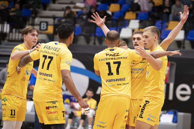 Võrkpalli karikavõistluste poolfinaalid algasid põnevusmängudega | Võrkpall