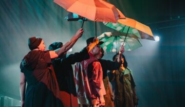 Arvustus. Hingates ja küünitades saatuse vihmaste katuste poole | Teater