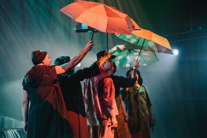 Arvustus. Hingates ja küünitades saatuse vihmaste katuste poole | Teater