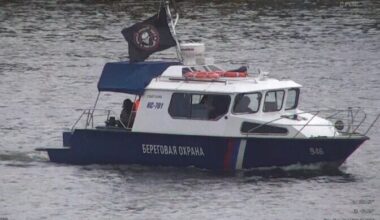 Foto: Vene piirivalvekaater sõitis Narva jõel Wagneri lipuga | Eesti