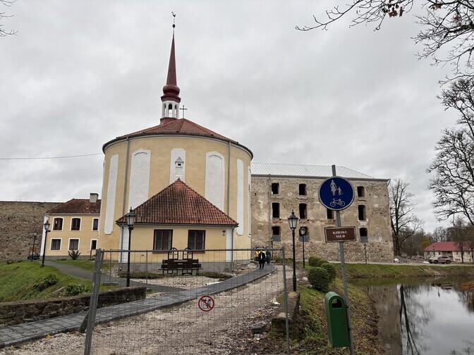 Põltsamaa kiriku fassaad ja tornikiiver tehti annetajate abiga korda | Eesti