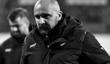 Serbia jalgpallitreener suri kõrgliigamängu ajal platsi kõrval | Jalgpall