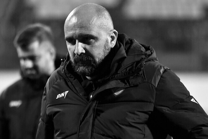 Serbia jalgpallitreener suri kõrgliigamängu ajal platsi kõrval | Jalgpall