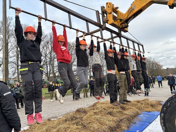 Olustvere kutsekoolis võtsid esmakursuslased omavahel mõõtu | Eesti