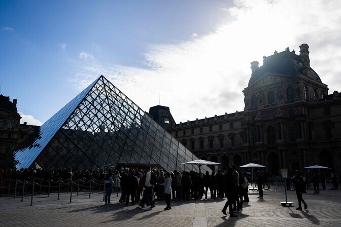 Meedia: üks Louvre'i varguses kahtlustatav on sotsiaalmeediategelane | Välismaa