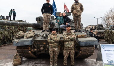 Narvas tähistati isadepäeva sõjatehnika näitamisega | Eesti