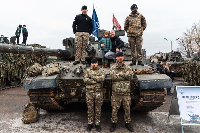 Narvas tähistati isadepäeva sõjatehnika näitamisega | Eesti