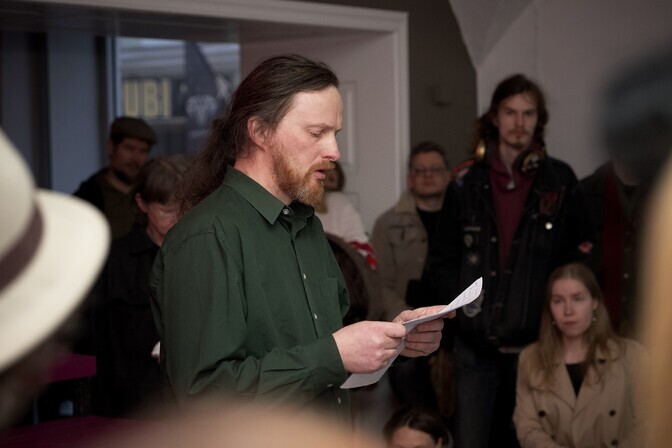 Mehis Heinsaar avaldas novellikogu "Eesti keelde sukelduja" | Kirjandus