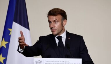 Prantsuse parlament toetas Macroni pensionireformi peatamist | Välismaa