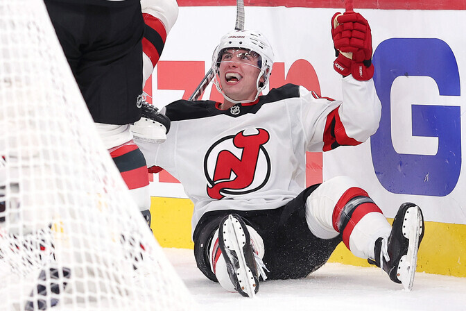 Noore kaitsja kübaratrikk kindlustas New Jersey liidrikohta | Jäähoki