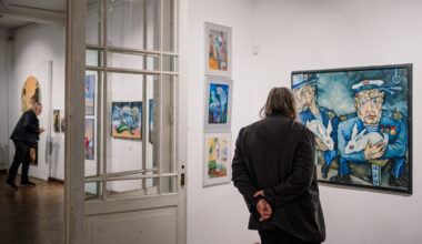 Fotod: Jakobi galerii juubelinäitus toob kokku tuntud Eesti kunstnikud | Kunst