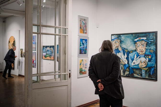 Fotod: Jakobi galerii juubelinäitus toob kokku tuntud Eesti kunstnikud | Kunst