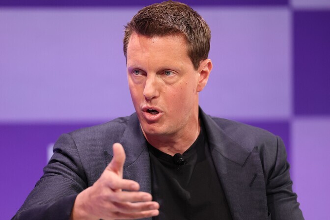 Warneri ostmise vastu tunneb huvi mitu USA meediahiiglast | Välismaa