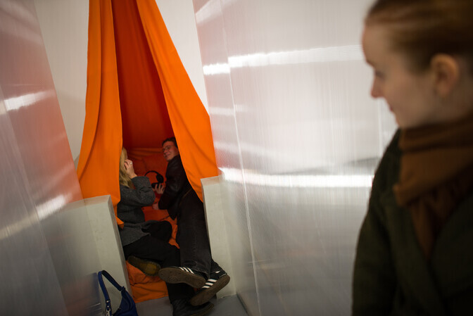 Galerii: EKKM-i uus grupinäitus uurib kokkuhoidmise eri tahke | Kunst