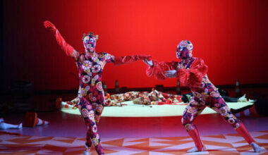 Arvustus. Maailm ubustub üha enam | Teater