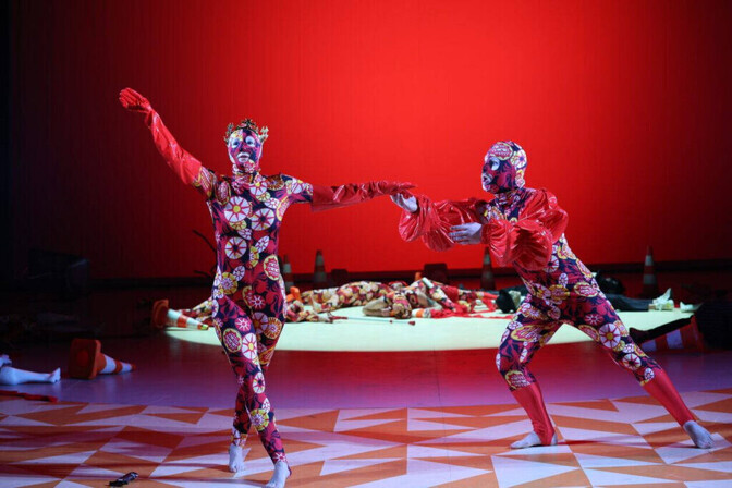 Arvustus. Maailm ubustub üha enam | Teater