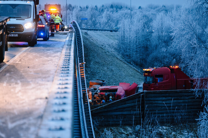 Vaida viaduktilt alla kukkunud veok sulges liikluse Tallinna-Tartu maanteel | Eesti