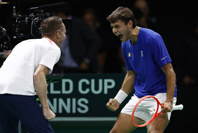 Tiitlikaitsja Itaalia marssis Davis Cupi finaalturniiril poolfinaali | Tennis