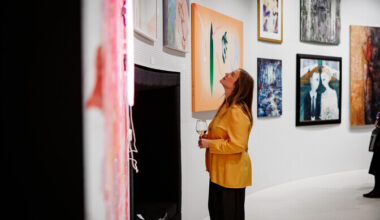 Galerii: Viimsi Artiumi tünnigaleriis kohtub pea 50 Eesti naiskunstniku looming | Kunst