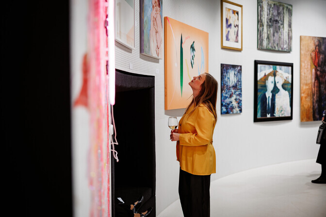 Galerii: Viimsi Artiumi tünnigaleriis kohtub pea 50 Eesti naiskunstniku looming | Kunst