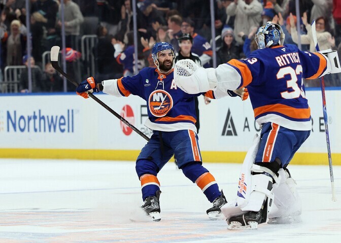 Islanders teenis karistusvisetega võidulisa, Carolina sai üllatuse | Jäähoki