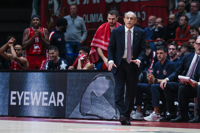 Ettore Messina taandus Milano Olimpia juhendaja kohalt | Korvpall