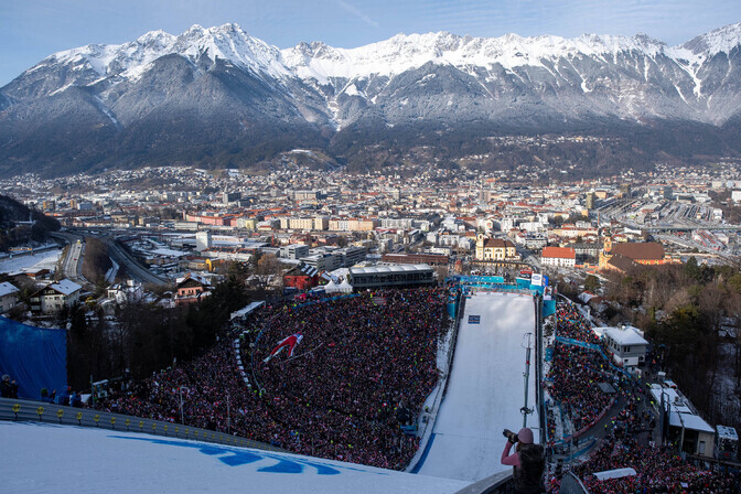 Nelja hüppemäe turnee kaasab ka naised | Suusahüpped