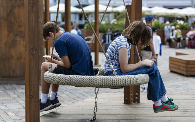 Europarlament toetas vanusepiirangu kehtestamist sotsiaalmeedia kasutamisel | Välismaa