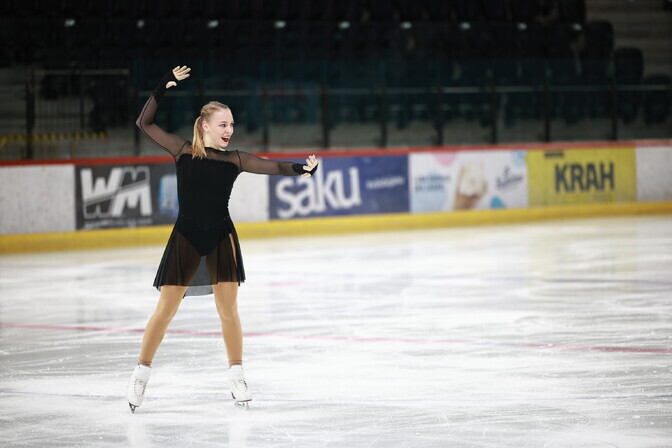 Niina Petrõkina naasis pika võistluspausi järel jääle | Iluuisutamine