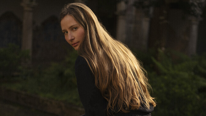 Sõltumatu Tantsu Laval esineb Kanada-Eesti muusik Kara-Lis Coverdale | Muusika