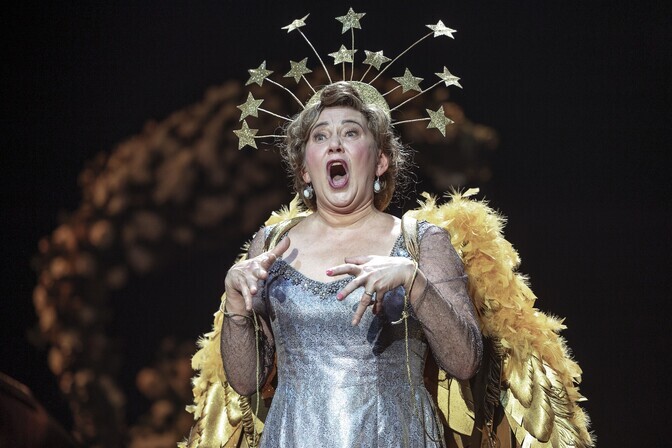 Arvustus. Päikesekuninganna unistuste aaria kullavihma hiilguses | Teater