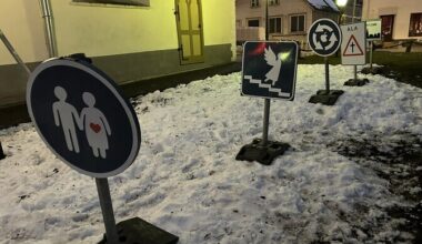 Rakverre paigaldati jõuluteemalised liiklusmärgid | Eesti