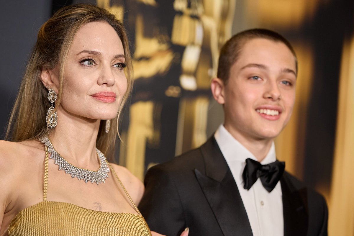 KLÕPS | Pilkupüüdev muutus! Angelina Jolie 17-aastane poeg värvis juuksed roosaks ja tegi sellega kummarduse emale