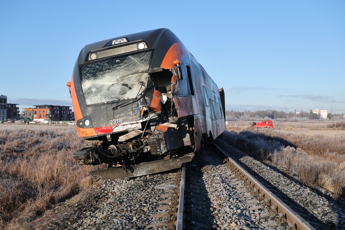 VIDEO ja FOTOD | Sakus põrkasid kokku veoauto ja rong, veokijuht hukkus