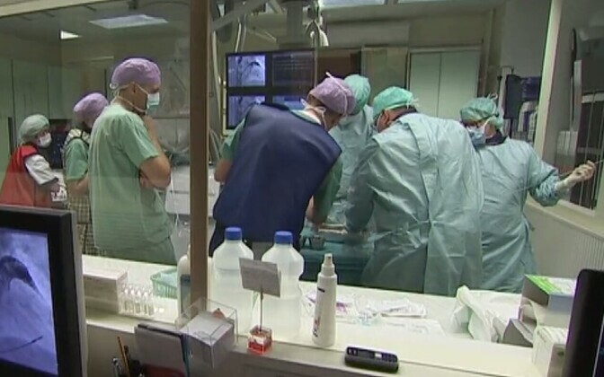 Meedikute väljaränne on tänu palgatõusudele varasemast kümme korda väiksem | Eesti