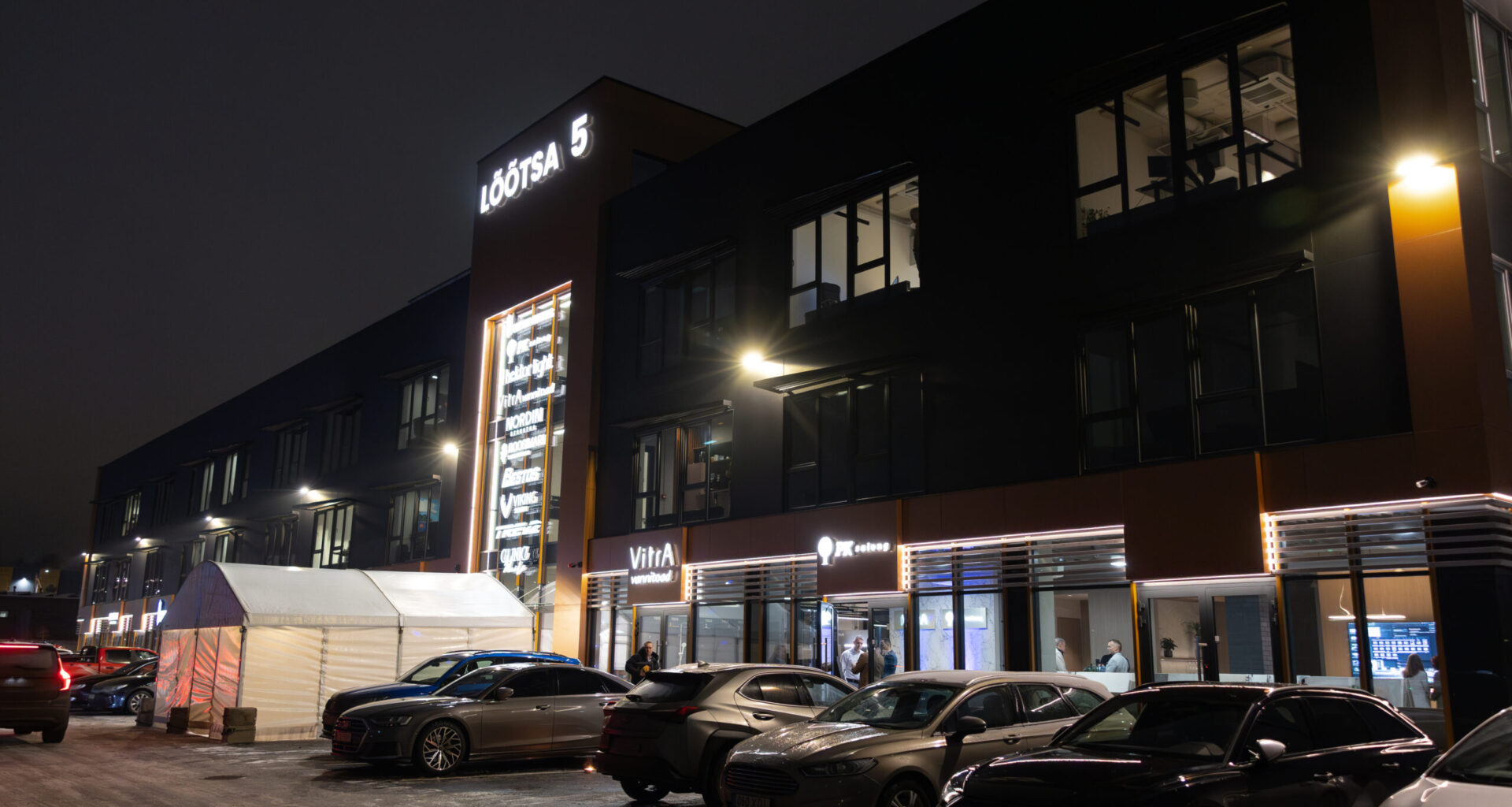 Tartus Lõõtsa ärikvartalis valminud esimeses hoones avas uksed mitu sisustus- ja mööblisalongi – Ehitusleht