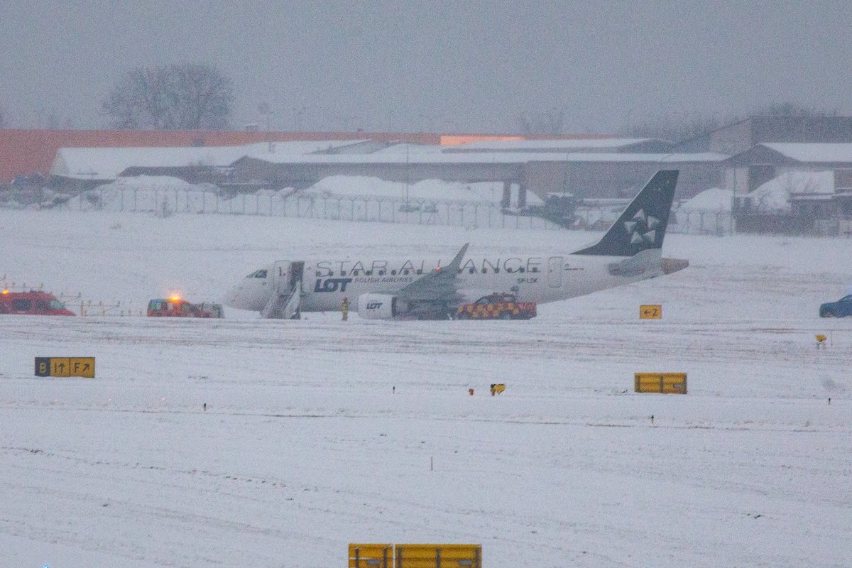 VIDEO | Vilniuse lennuväljal sõitis reisilennuk maandumisrajalt välja