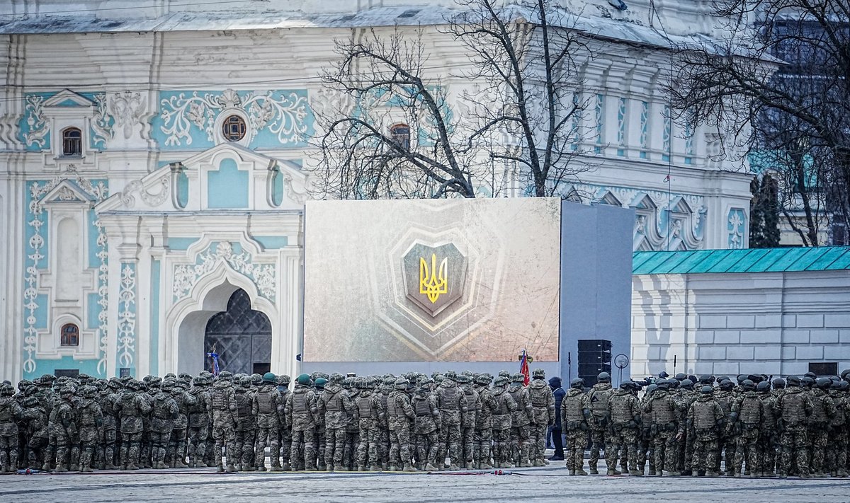 PARAADIL: Ukraina sõdurid paraadil Kiievis aasta pärast sõja algust. Tookord venelased üritust ei rünnanud, kuid kahjuks kõigil Ukraina sõduritel nii ei vedanud.