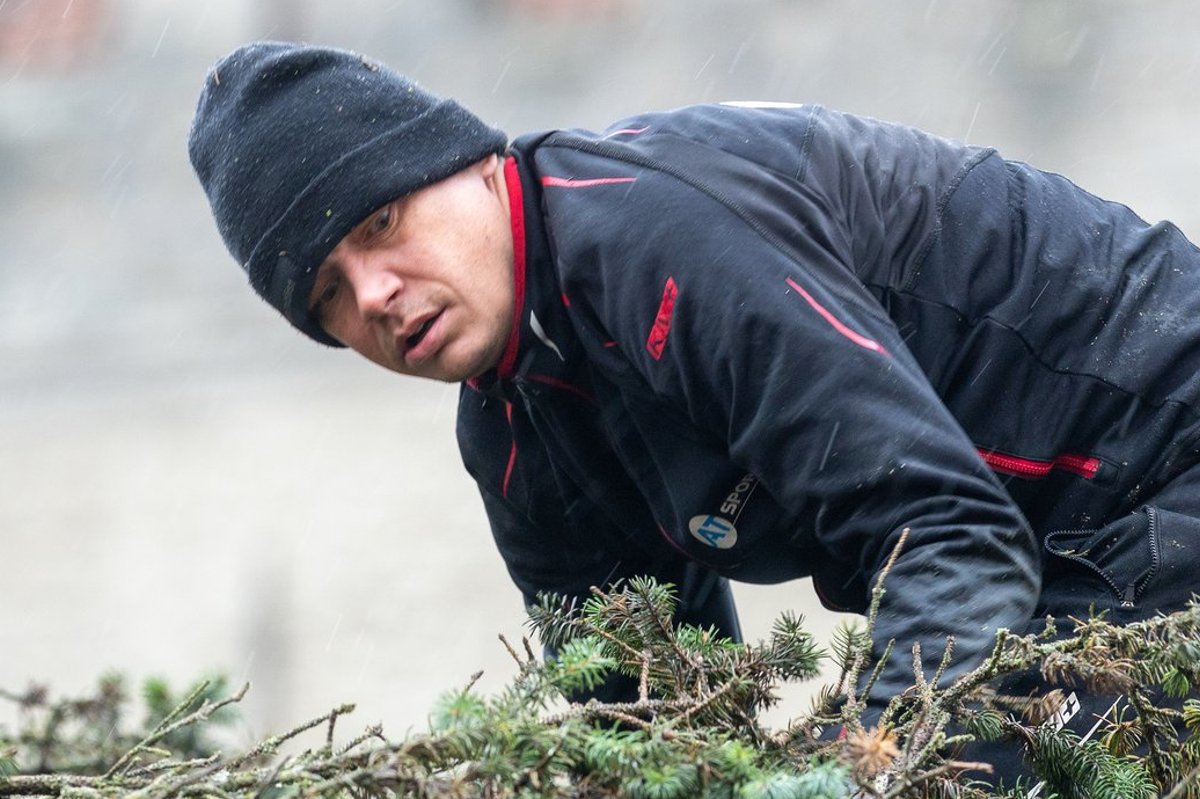 FOTOD | Mees mitme ametiga! Vastuoluline räppar Beebilõust aitas Raekoja platsile jõulukuuske püstitada