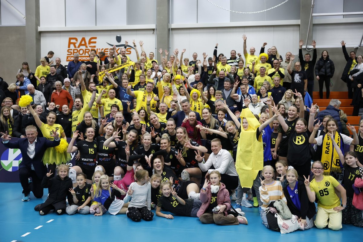 FOTOD | Rae võrkpallinaiskond võitis ajaloolise esimese euromängu Jüri spordihoone täismaja ees 3:0