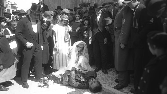 Kaunis Agnes läidab kommunistliku salapolitsei komissari südames ohtliku kire, mis ei tähenda kellelegi head.