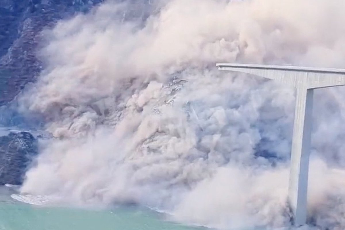 Hiinas varises kokku värskelt avatud sild