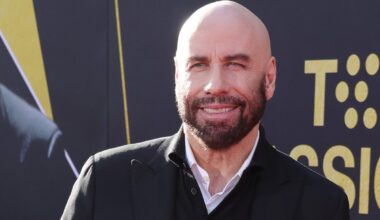 VÕRDLE | Isa koopia? Näitleja John Travolta naudib koos pojaga puhkust Norra mägedes