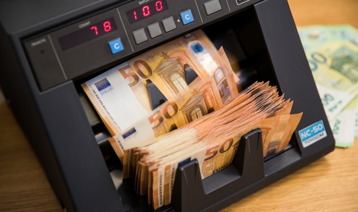 euro, eurod, hoius, intress, kogumine, kupüür, kupüürid, majandus, majandusabi, majanduslangus, palgakärbe, palgakärped, pension, pensionisambad, pensionisammas, raha, raha kasvatamine, raha kogumine, rahatähed, rahavahetus, valuuta, valuutad