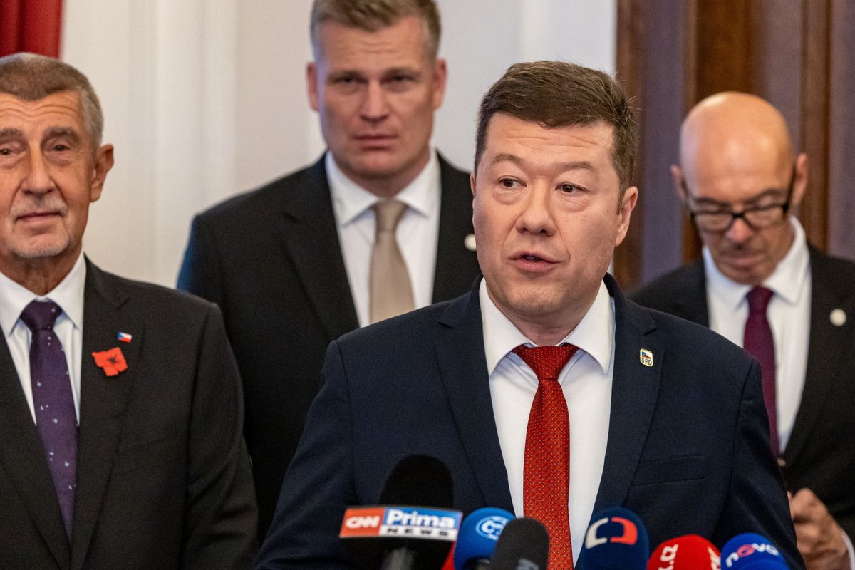 Tšehhi parlamendi uus paremäärmuslasest esimees võttis esimese asjana maha Ukraina lipu