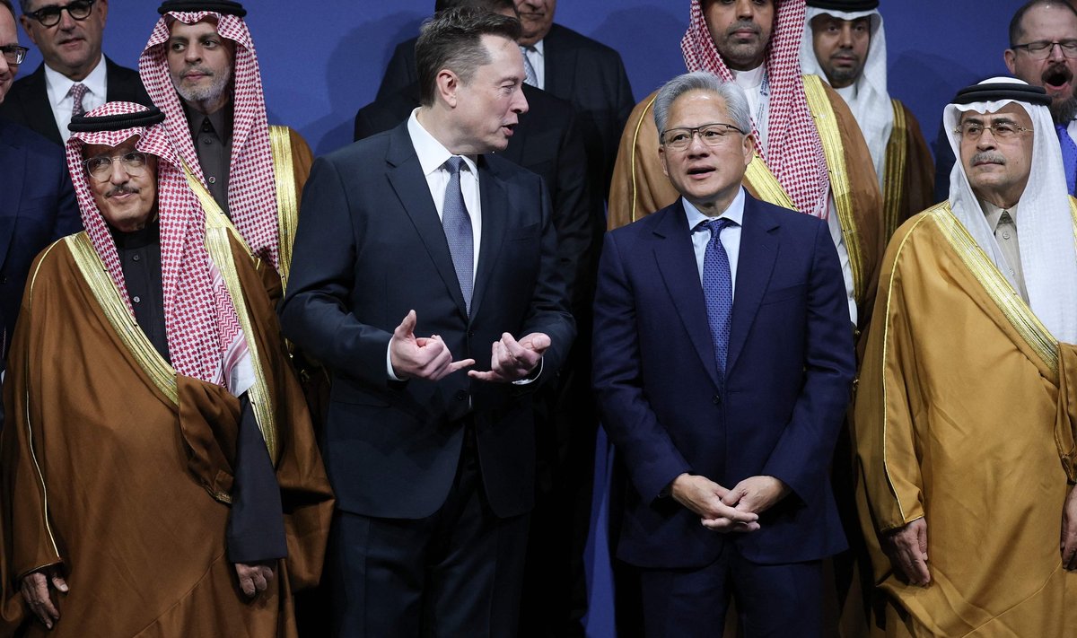 Maailma rikkaim mees Elon Musk (vasakul)  ja maailma kõige väärtuslikuma ettevõtte Nvidia tegevjuht ning asutaja Jensen Huang (paremal) USA-Saudi-Araabia investeerimisfoorumil.